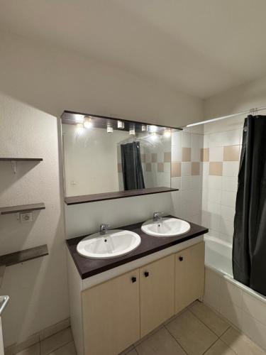 Ένα μπάνιο στο Appartement 2 chambres Terrasson