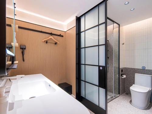 Koupelna v ubytování Country Inn & Suite by Radisson, Guangzhou Railway Station Xiaobei
