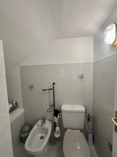 La petite salle de bains est pourvue de toilettes et d'un bidet. dans l'établissement Maison bord de mer Eze, à Èze