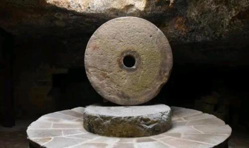 a stone vase with a hole in the middle at Trappito Stracca Agriturismo in Alezio