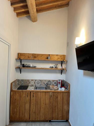 a kitchen with a sink and a counter top at Camera matrimoniale Il Picchio Verde in Spianate