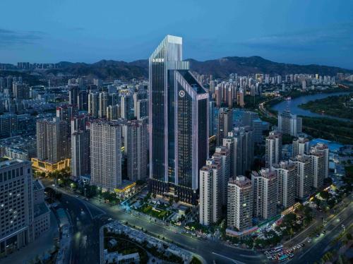 蘭州市にあるSheraton Lanzhou Anningの夜の街の航空写真