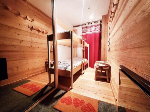 - une petite chambre avec des lits superposés dans une cabine dans l'établissement 60m2 cœur station Esprit Montagne et skis aux pieds, à Huez
