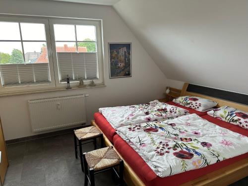 Un dormitorio con una cama y dos sillas y una ventana. en Sünnenkringel 68 Whg 5, en Zingst