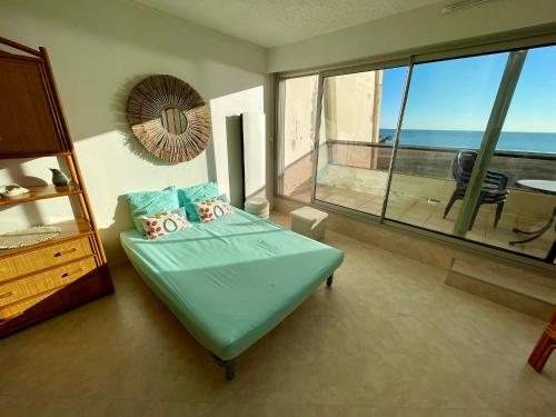 une chambre avec un lit avec vue sur l'océan dans l'établissement Appartement vue mer T2 de 51m2 avec 1 chambre, à Saint-Jean-de-Monts