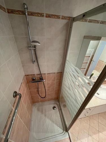 une douche avec une porte vitrée dans une salle de bain dans l'établissement Appartement vue mer T2 de 51m2 avec 1 chambre, à Saint-Jean-de-Monts