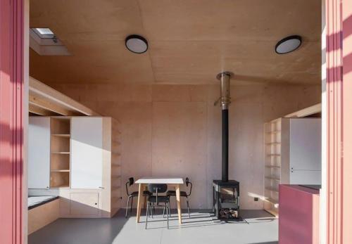 a kitchen with a table and a stove in a room at Tiny house v ohradě in Čížkov