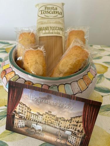 a basket of bread and a sign on a table at Massaciuccoli Romana in Massaciuccoli