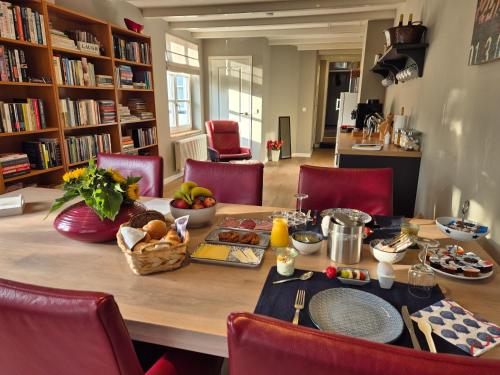 een eettafel met eten erop bij B&B van Zon aan Zee in Vlissingen