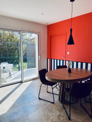 une salle à manger avec une table et des chaises en bois dans l'établissement Maison Individuelle, à Polliat