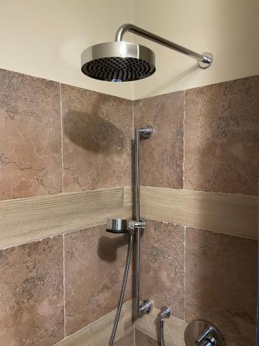 a shower with a shower head in a bathroom at CASA DEL CANTA in Borgomale