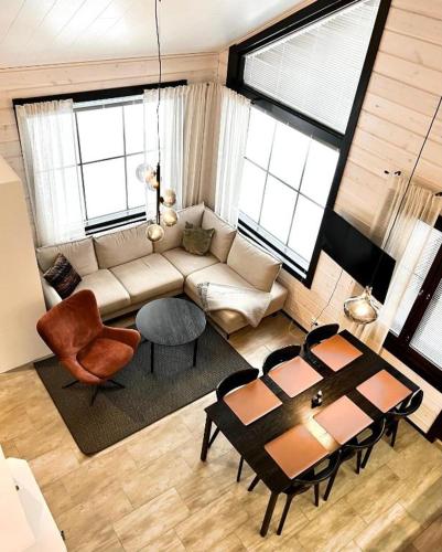 una sala de estar con un sofá y una mesa en Sointuilevi 1B by Aavalevi Holidays, en Levi
