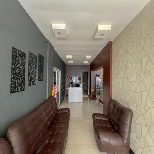 Χώρος καθιστικού στο RedDoorz at Lucky Inn Panakukkang Makassar