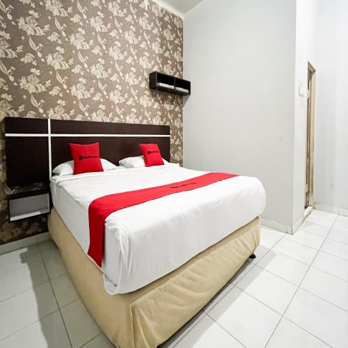 Ένα ή περισσότερα κρεβάτια σε δωμάτιο στο RedDoorz at Lucky Inn Panakukkang Makassar
