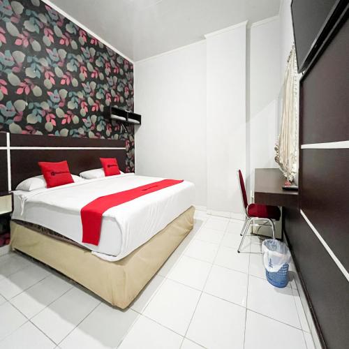 Ένα ή περισσότερα κρεβάτια σε δωμάτιο στο RedDoorz at Lucky Inn Panakukkang Makassar