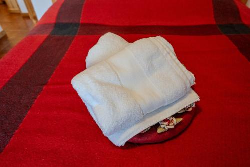 a white towel on top of a red bed at CasaLiri in Cappadocia