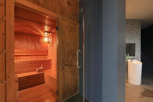 Koupelna v ubytování 3bdr Granary Pool Villa Bangtao Beach by CapitalPro