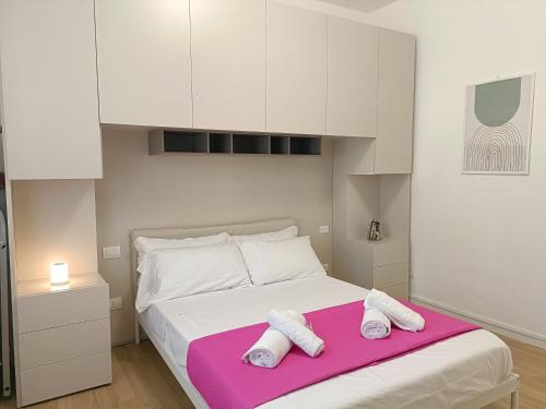 a bedroom with a bed with two towels on it at A casa di Heidi - Bollate, vicino a Rho Fiera e Ospedale Galeazzi in Bollate