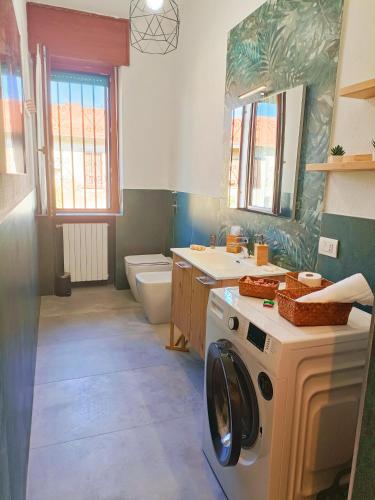 a bathroom with a washer and dryer in it at A casa di Heidi - Bollate, vicino a Rho Fiera e Ospedale Galeazzi in Bollate