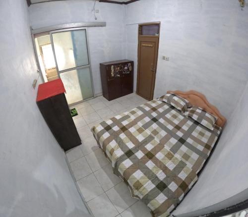 a bedroom with a bed in a room at Fanda Homestay Malioboro in Sentool
