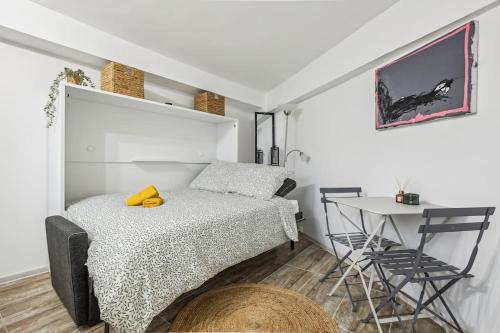 une chambre avec un lit, un bureau et une table dans l'établissement Studio with Little Garden-Terrace at Trocadero, à Paris