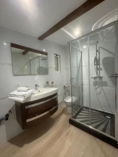 une salle de bain avec une douche, un lavabo et des toilettes dans l'établissement Bergerie, à Marseille