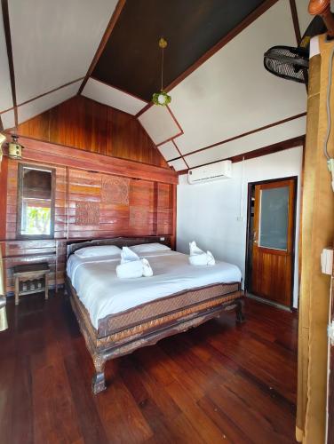 a bedroom with a large bed in a room at Ziggy Stardust in Ko Phayam