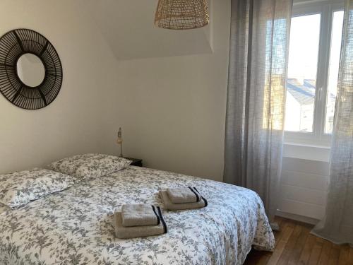 une chambre avec un lit avec deux serviettes dessus dans l'établissement Eden, à Saint-Martin-des-Champs