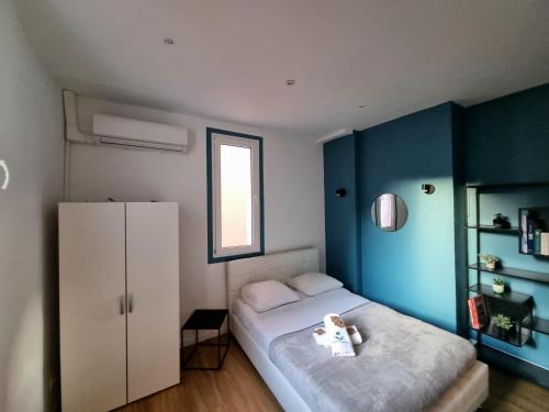 une chambre avec un lit avec un ours en peluche dessus dans l'établissement Appart T2 Vieux port place Daviel, à Marseille