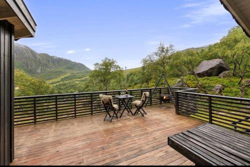 VikesåにあるStavtjørn Alpine lake havenのデッキにテーブルと椅子が置かれたパティオ
