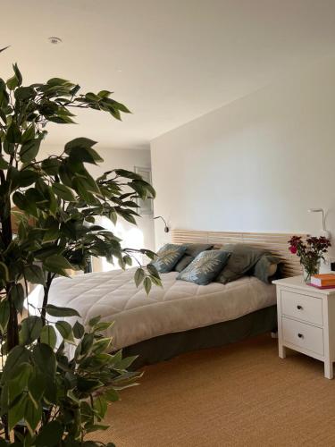 une chambre avec un grand lit avec des oreillers dessus dans l'établissement Villa Saint Martin, à Malemort-du-Comtat