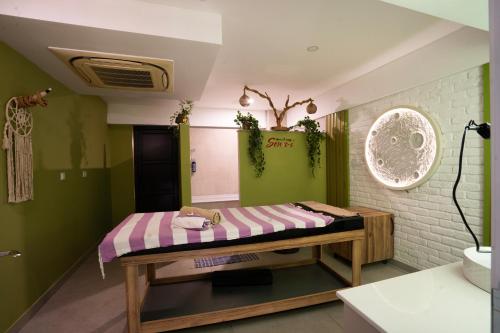 a bed in a room with green and pink at Leman Otel in Denizli