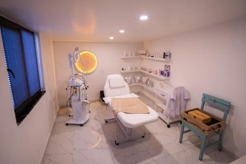 a room with a hospital room with a dental examination at Leman Otel in Denizli