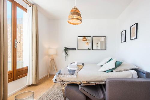 une chambre blanche avec un lit et une table dans l'établissement Maison savorani, à Cap d'Ail