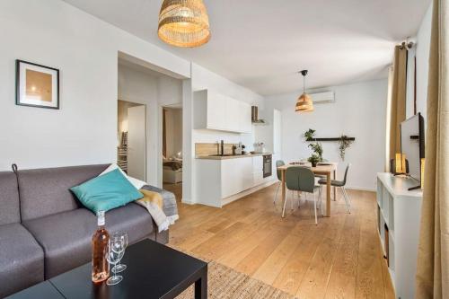 un salon avec un canapé et une table dans l'établissement Maison savorani, à Cap d'Ail