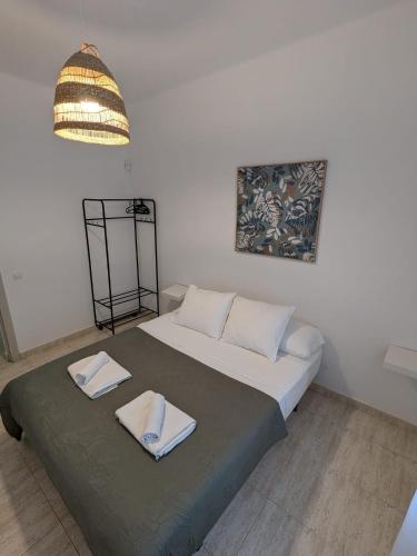 Кровать или кровати в номере Apartamento al lado del Museo DalÍ