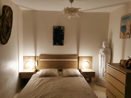 une chambre avec un lit avec deux lampes dessus dans l'établissement U caseddu di Monacia, à Monacia-dʼAullène