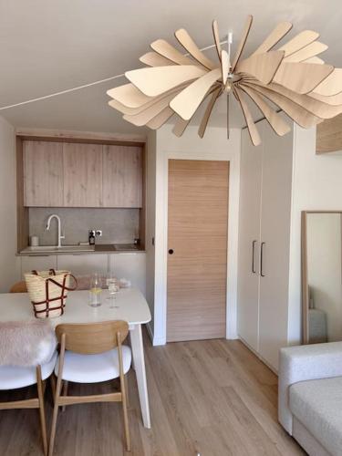 - un salon avec une table et un ventilateur de plafond dans l'établissement Baby Jane, Studio front de neige, à Isola