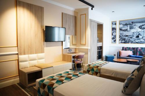 a hotel room with two beds and a television at Atlantis Alger in Alger