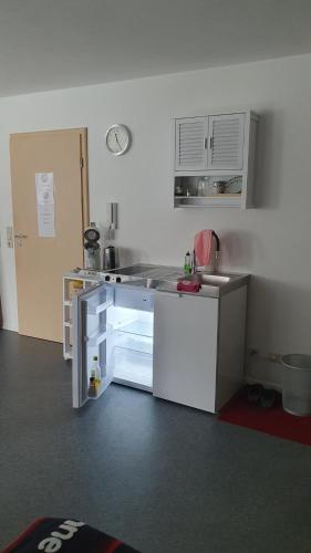 Η κουζίνα ή μικρή κουζίνα στο Gästezimmer Carmen