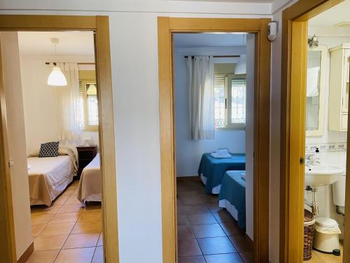 Pokój z łazienką z umywalką i sypialnią w obiekcie Apartamento Tamango Hill w mieście Nerja