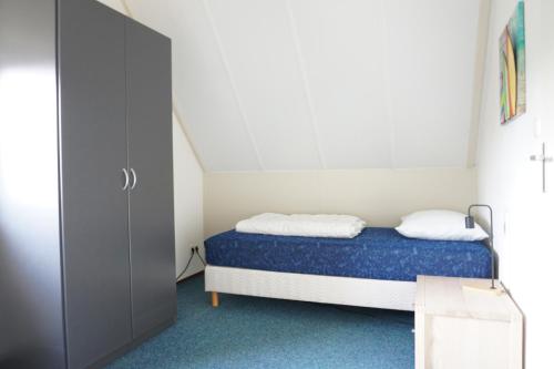 En eller flere senge i et værelse på Kustverhuur, Park Schoneveld Stern 265