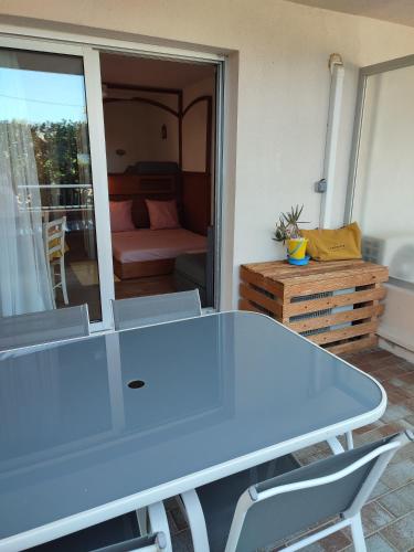 une table bleue et des chaises dans une pièce dans l'établissement Port de Hyères 4 personnes avec terrasse, à Hyères