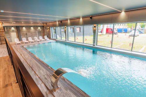 Bazén v ubytovaní FARO Apartamenty Kasprowicza 20 BASEN w cenie SCHWIMMBAD im Preis alebo v jeho blízkosti