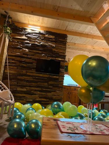 a bunch of balloons sitting on top of a table at Drveni raj Lopatnice in Lopatnica