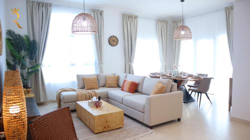 Stylish 3BR Haven - Golfside Elegant Luxe Escape