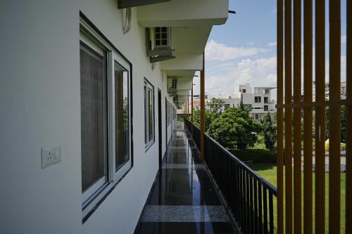 Balkoni atau teres di Hotel Parmanand Garden