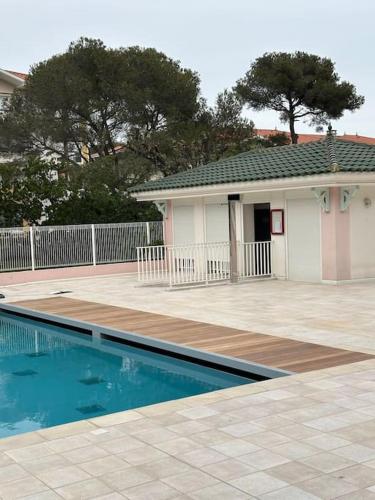 une piscine devant une maison dans l'établissement L éden mer et piscine appartement 53 m2, à Saint-Aygulf