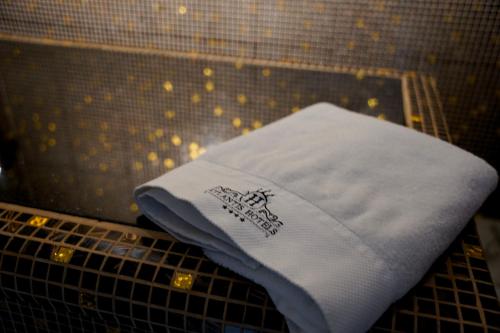 a white towel sitting on a rack in a bathroom at Atlantis Alger in Alger