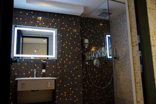a bathroom with a sink and a mirror at Atlantis Alger in Alger